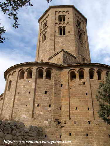 PLANO CONTRAPICADO DE CABECERA Y TORRE